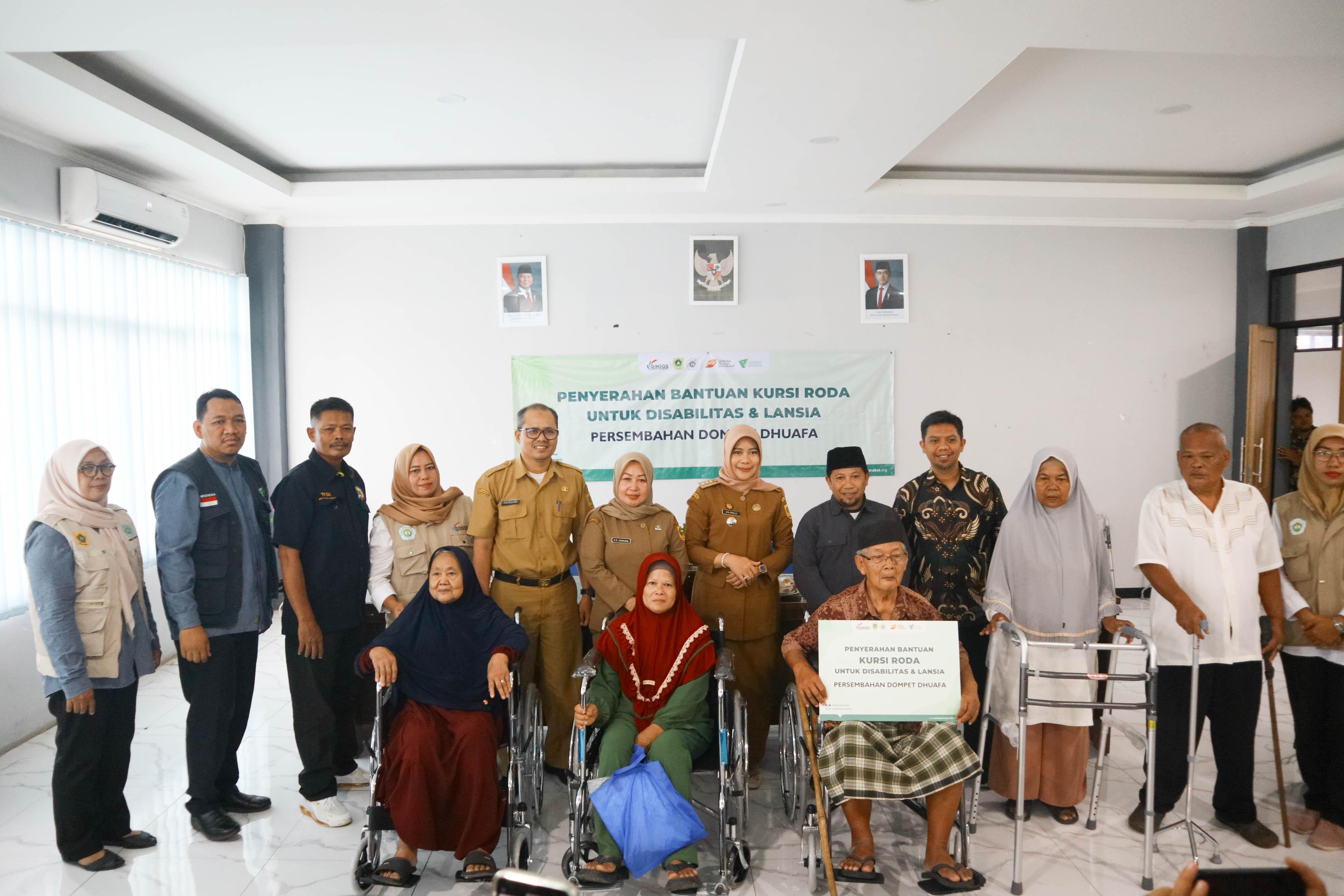 LPM Dompet Dhuafa Salurkan Bantuan Kursi Roda dan Alat Bantu Jalan untuk Disabilitas dan Lansia di Rancabungur