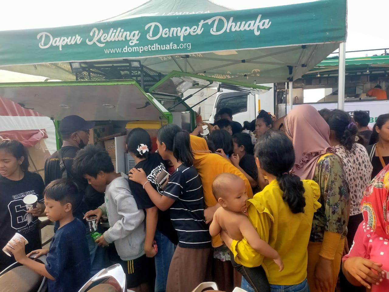 https://news.detik.com/berita/d-7952634/damkar-ungkap-kendala-padamkan-kebakaran-di-kapuk-muara-jakut Darling membagikan makanan untuk warga terdampak kebakaran di Kapuk Muara pada Minggu (8/6)