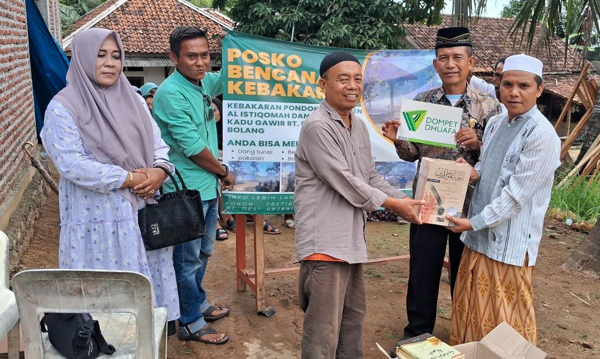 DOMPET DHUAFA SALURKAN KITAB BAGI PESANTREN  KEBAKARAN DI MALINGPING