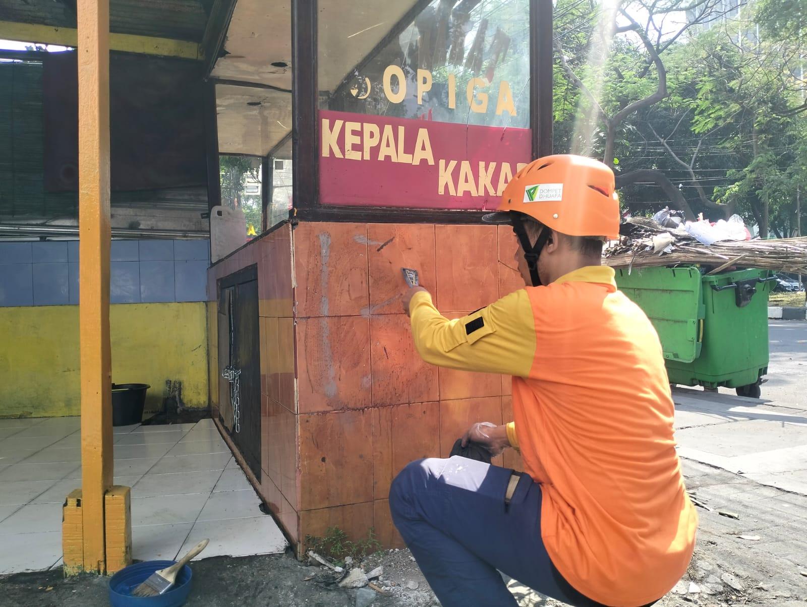 LPM Dompet Dhuafa Bersih-Bersih Toko UMKM Imbas Eskalasi Demo Kwitang