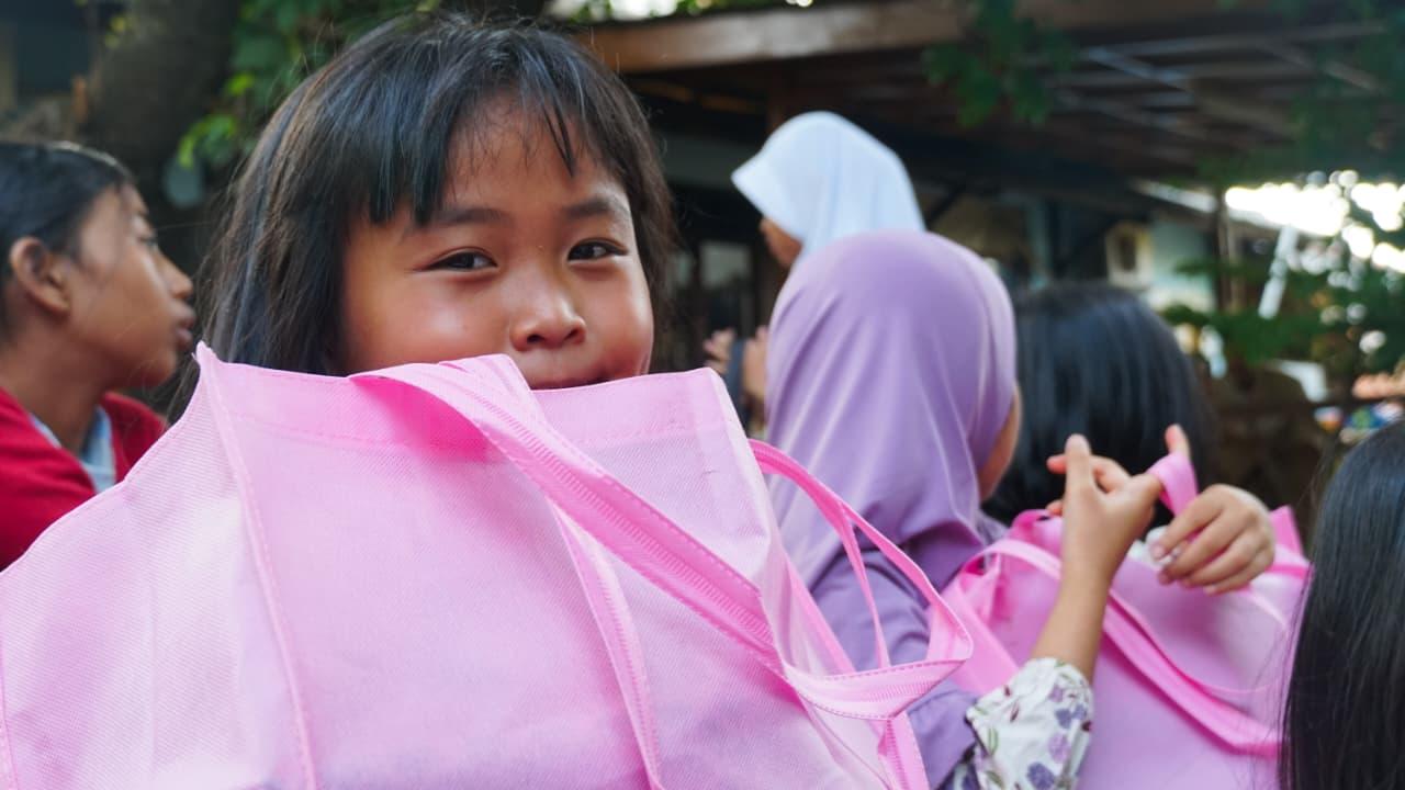 Ringankan Beban Orang Tua, LPM Dompet Dhuafa Bagikan School Kit untuk Anak